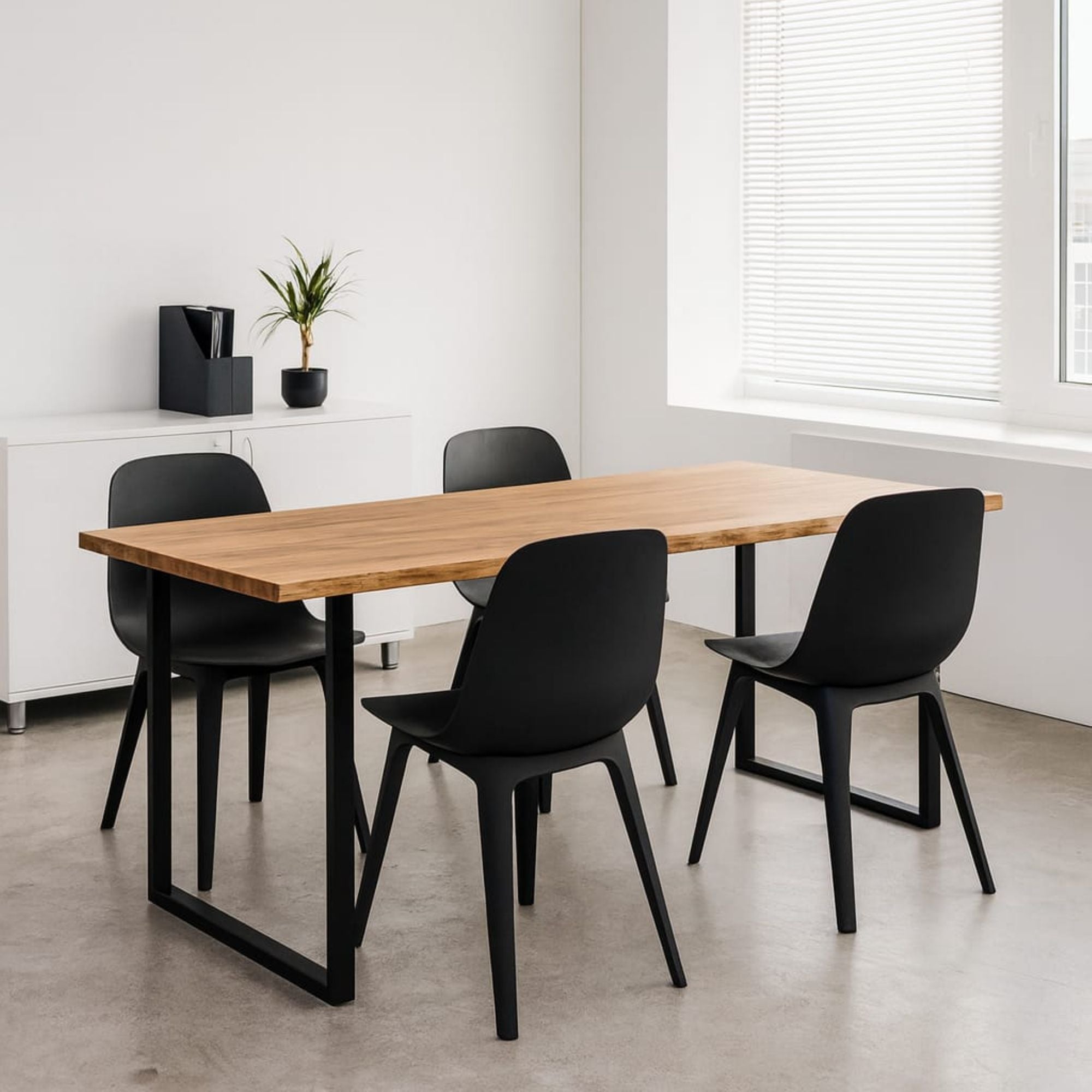 Massivholztisch Eiche  – Esszimmertisch mit 4 cm, in 140-240 cm Länge Tischplatte, mit Baumkante und gerade Kante & U-Gestell aus Metall – moderner Esstisch, Kratzfest & natürlich geölt , handgefertigt