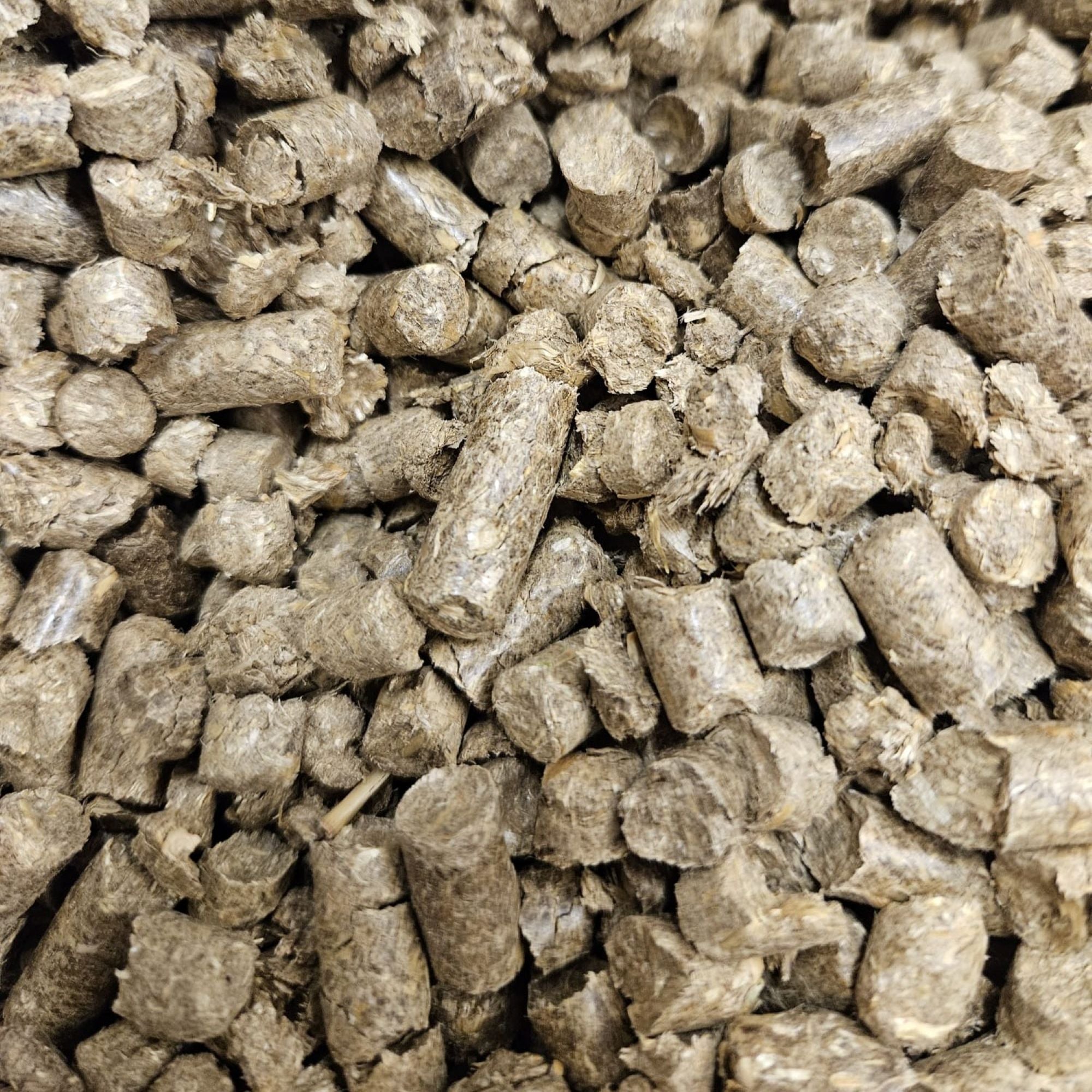 Weizenstreupellets 8 mm. 1 Palette 945 kg, 63 Säcke je 15 kg– 100 % Naturprodukt aus Weizenstroh – staubarm, saugstark & kompostierbar – Einstreu für Pferde, Kleintiere & Stall