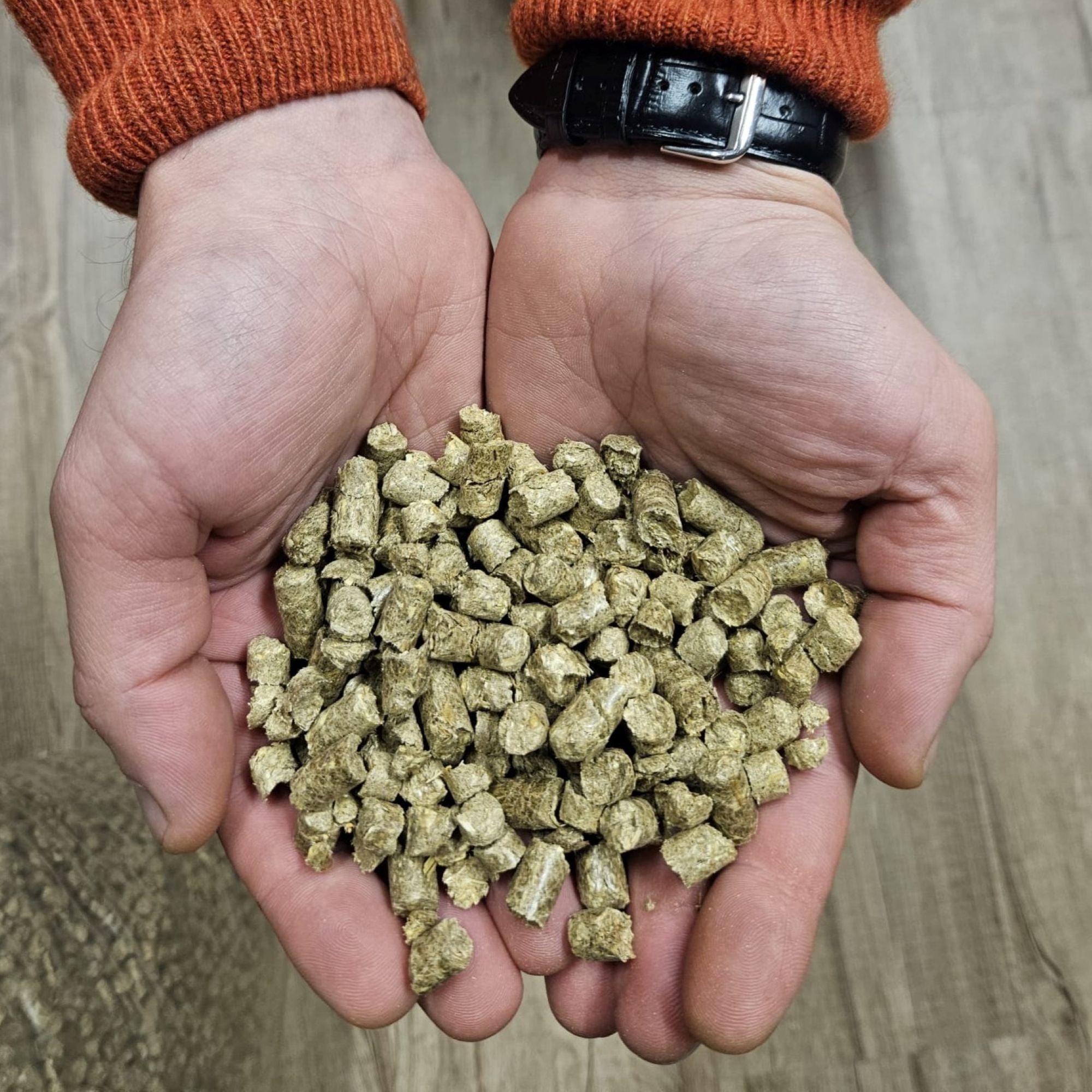 Weizenstreupellets 8 mm im 15 kg Sack – 100 % Naturprodukt aus Weizenstroh – staubarm, saugstark & kompostierbar – Einstreu für Pferde, Kleintiere & Stall