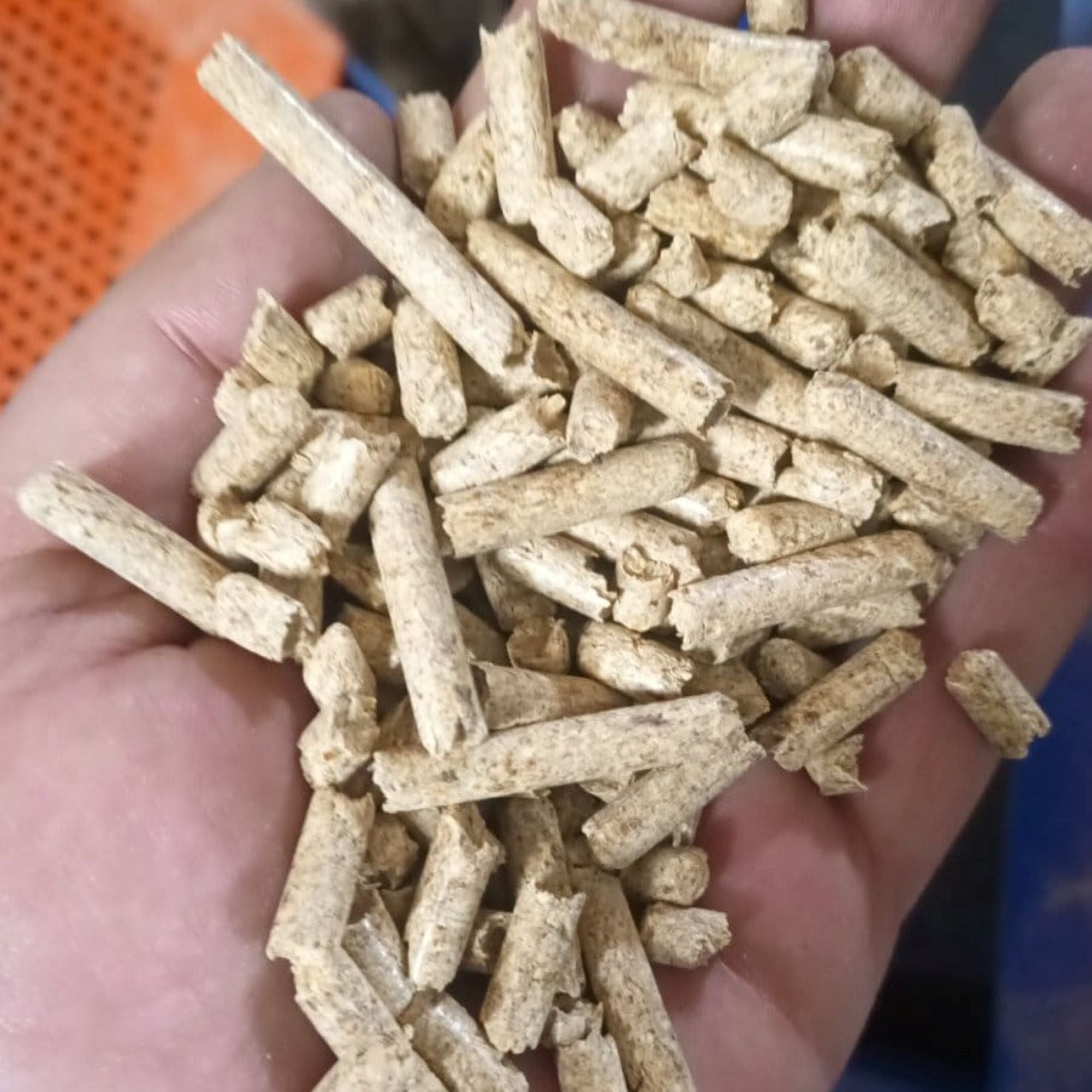 Premium Holzpellets 6 mm aus Nadelholz – 15 kg Sack – Sehr hell & sauber – Aschegehalt < 0,5 %, 1 Palette- 960 kg (64 Säcke)