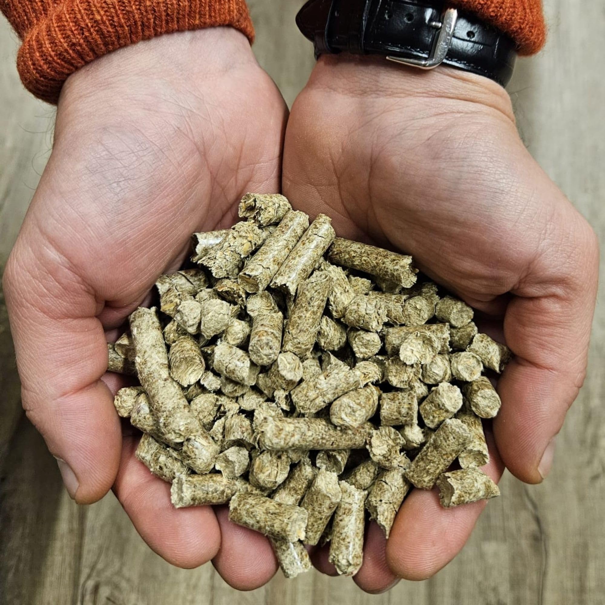 Miscanthus Pellets Einstreu 8 mm – 30 kg (15+15 kg Sack) | 100% Naturprodukt | Staubarme Pferde- & Tierstreu | Hohe Saugkraft & Geruchsbindung | Umweltfreundliche Alternative zu Sägespänen