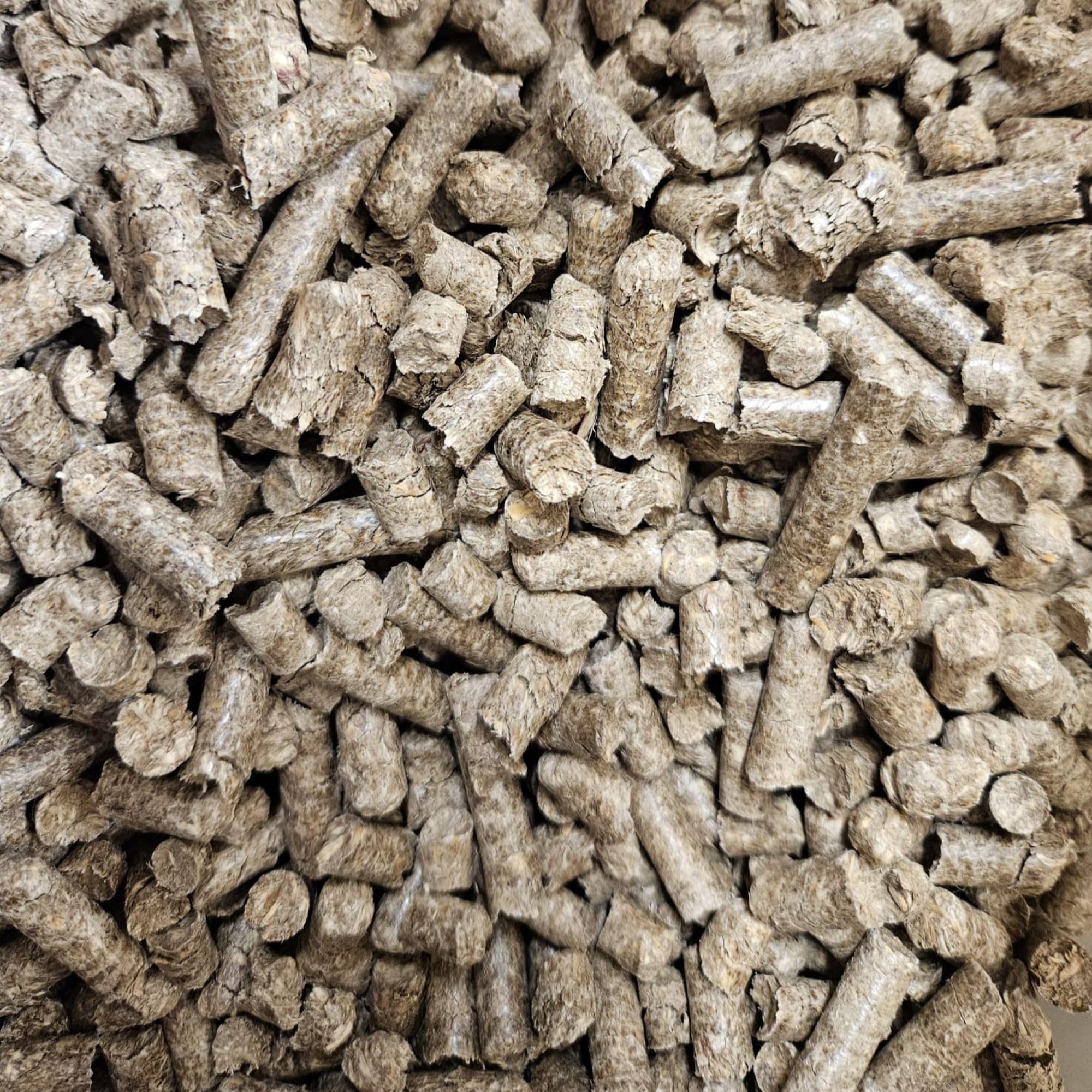 Miscanthus Pellets Einstreu 8 mm – 30 kg (15+15 kg Sack) | 100% Naturprodukt | Staubarme Pferde- & Tierstreu | Hohe Saugkraft & Geruchsbindung | Umweltfreundliche Alternative zu Sägespänen