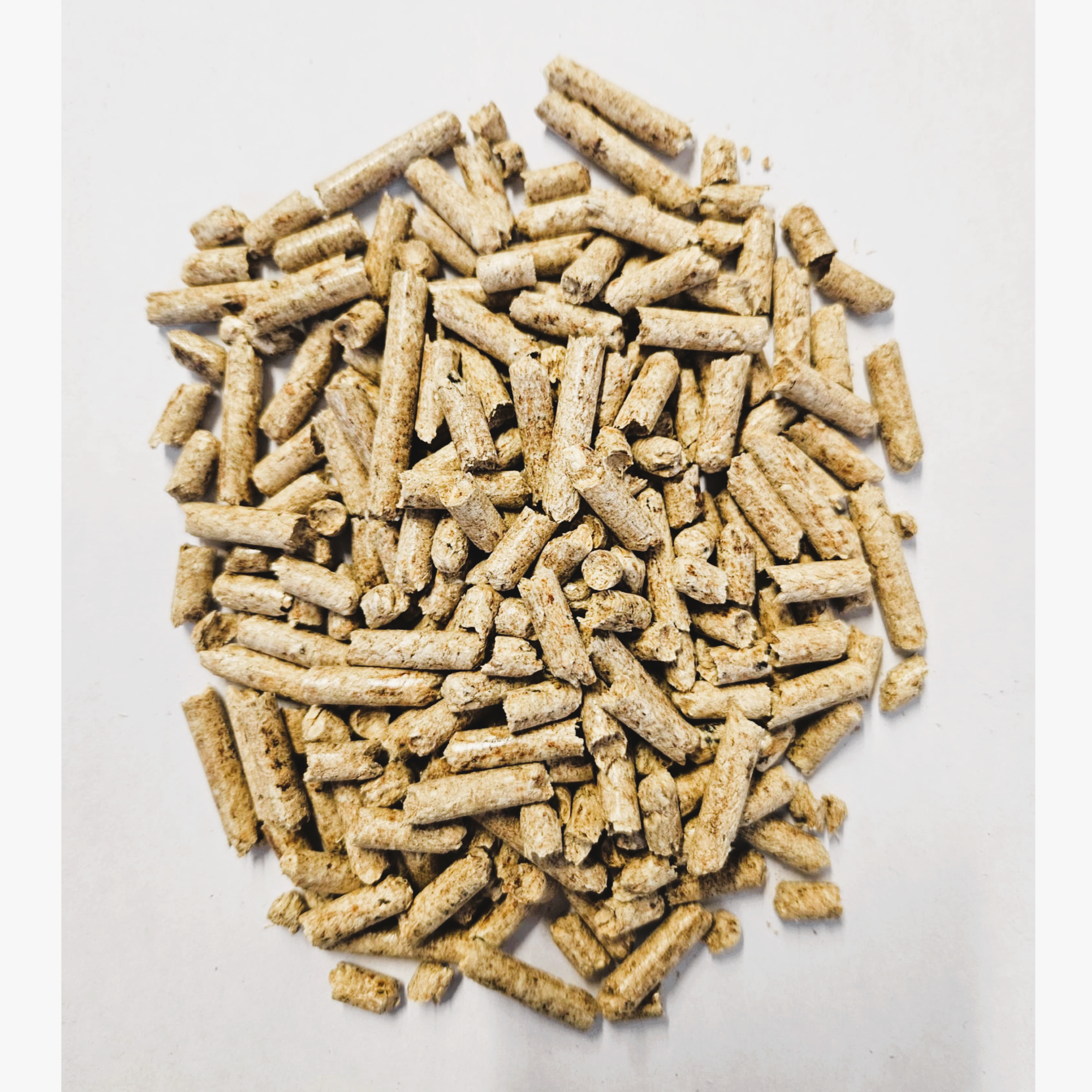 Premium Holzpellets 6 mm aus Nadelholz – 15 kg Sack – Sehr hell & sauber – Aschegehalt < 0,5 %, 1 Palette- 1050 kg (70 Säcke)