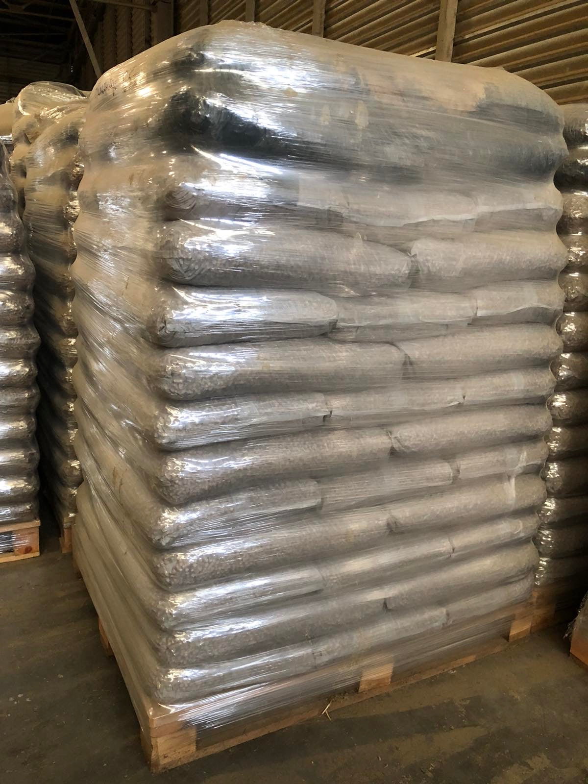 Weizenstreupellets 8 mm. 1 Palette 945 kg, 63 Säcke je 15 kg– 100 % Naturprodukt aus Weizenstroh – staubarm, saugstark & kompostierbar – Einstreu für Pferde, Kleintiere & Stall